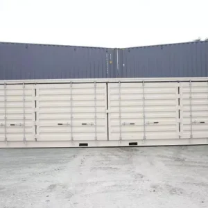 Längsseite des 40-Fuß-Open-Side-Containers mit geschlossenen Seitentüren und Werbeaufklebern