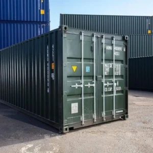 Dunkelgrüner 40-Fuß-Seecontainer schräg von vorn mit verriegelten Türen im Containerlager