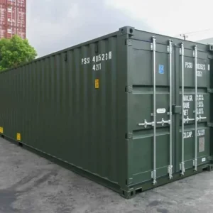 Dunkelgrüner 40-Fuß-Seecontainer mit geschlossenen Doppeltüren auf einem Containerplatz