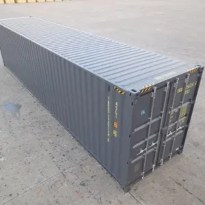 Erhöhte Rückansicht eines anthrazitfarbenen 40-Fuß-Standardcontainers mit Dachfläche und Wellblechwänden