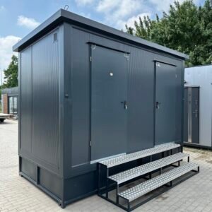 Anthrazitfarbener Doppel-WC-Container in Schrägansicht mit drei Türen und vorgesetzter Alutreppe