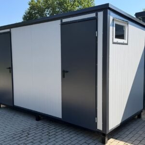 Außenansicht des 4,00 x 2,00 m Doppel-WC- und Duschcontainers mit zwei anthrazitfarbenen Türen und Eckfenster