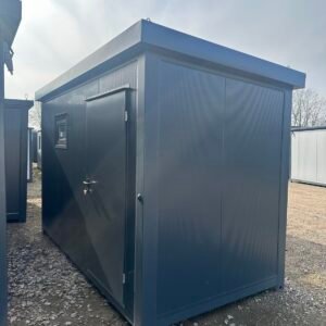Außenansicht des behindertengerechten WC-Containers in Anthrazit mit breiter Tür und kleinem Fenster