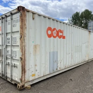 Schrägansicht des 40′-Lagercontainers Standardhöhe mit geschlossenen Türen, Verriegelungsstangen und Kiesplatz