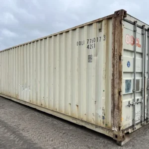 Seitliche Längsansicht des beigen 40′-Lagercontainers mit geschlossener Doppeltür am rechten Ende