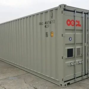 Schrägansicht eines beigefarbenen 45-Fuß-Dry-Containers mit geschlossenen Flügeltüren und Verriegelungsstangen