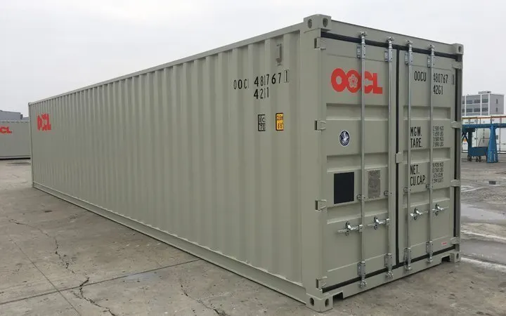 Schrägansicht eines beigefarbenen 45-Fuß-Dry-Containers mit geschlossenen Flügeltüren und Verriegelungsstangen
