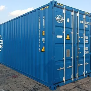 Blauer 45-Fuß-High-Cube-Container mit COSCO-Schriftzug und geschlossenen Doppeltüren auf dem Terminal