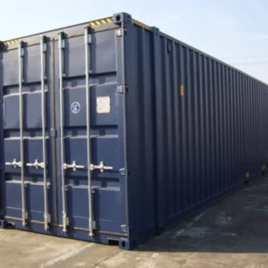Dunkelblauer 45-Fuß-High-Cube-Seecontainer schräg von der Türseite, Flügeltüren mit vier Verriegelungsstangen