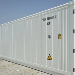 Weißer Seecontainer in Längsansicht, Türseite rechts mit Beschlägen und Beschriftung, auf Betonfläche