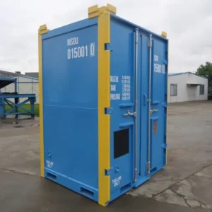 Blau-gelb lackierter 5-Fuß-Offshore-Container im Hof, verriegelte Doppeltür und aufgedruckte Kennung