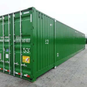 Grüner 53-Fuß-Seecontainer High Cube von schräg vorn, Flügeltüren mit Verriegelungsstangen, Aufschrift 53'