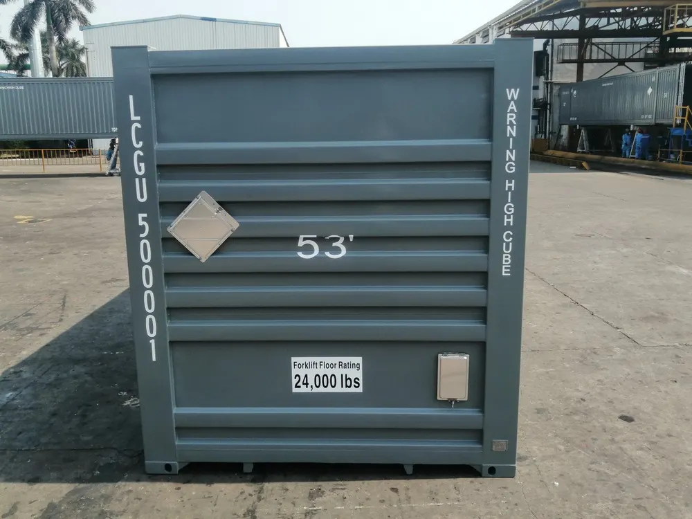 Geschlossene Stirnwand mit senkrechter Containernummer, Warnhinweis High Cube und kleiner Lüftung