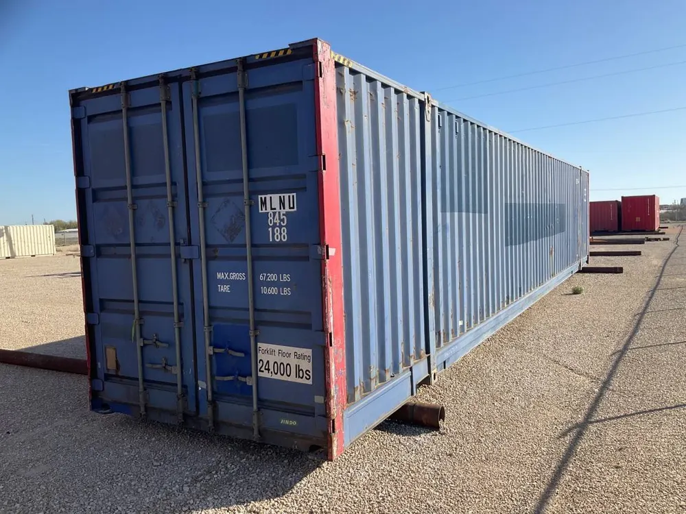Von schräg vorn: Flügeltüren des blauen 53-Fuß-Containers mit rotem Rahmen und deutlichen Rostspuren