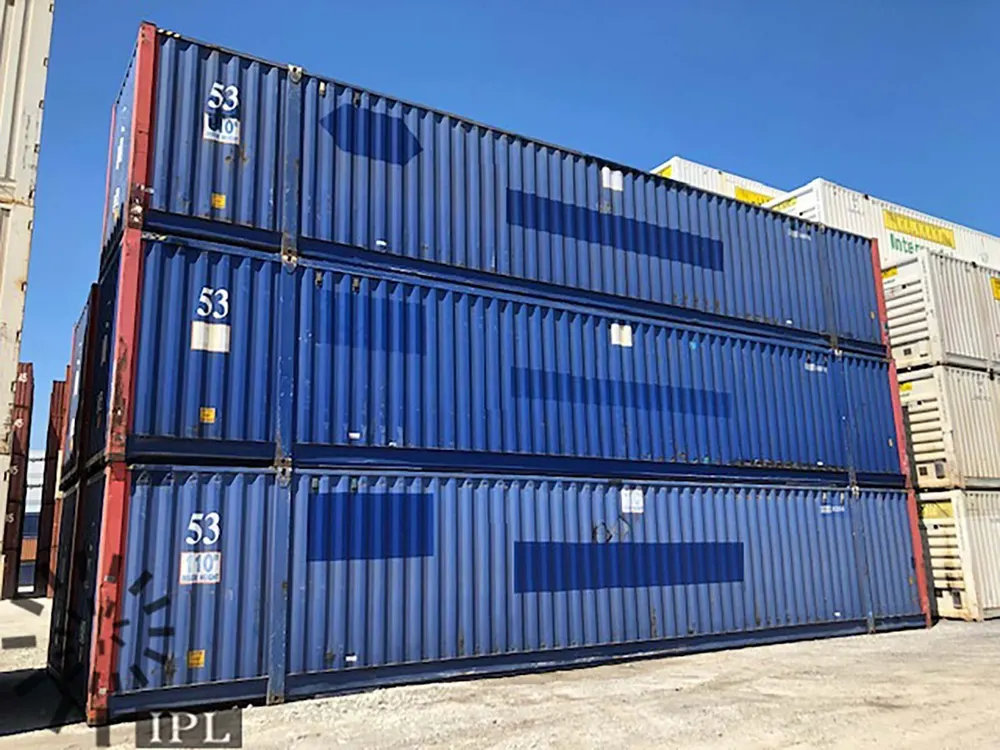 Drei blaue 53-Fuß-Container übereinander gestapelt, jeweils mit Kennzeichnung 53 und roten Eckpfosten