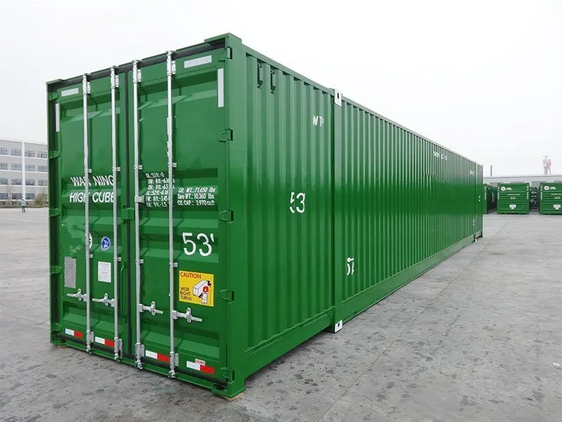 Grüner 53-Fuß-Seecontainer High Cube von schräg vorn, Flügeltüren mit Verriegelungsstangen, Aufschrift 53'