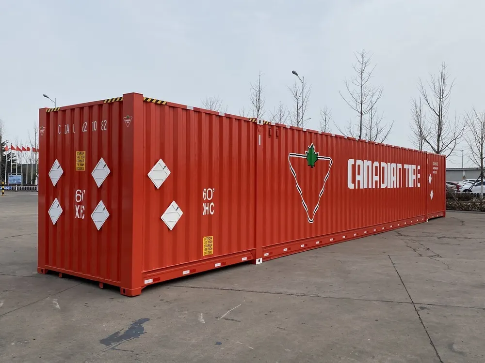 Schrägansicht über Stirnwand und Längsseite des roten Überlängen-Containers auf Betonfläche