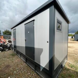 Außenansicht des WC-Containers mit zwei grauen Türen, kleinem Fenster und anthrazitfarbenem Rahmen