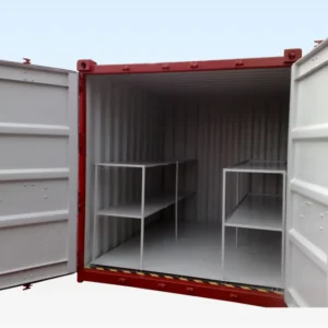 Geöffneter roter 8-Fuß-Auffangwannen-Lagercontainer mit zwei weißen Regalen und Riffelblechboden