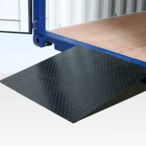 Detailaufnahme der schwarzen Auffahrrampe mit Riffeloberfläche am Türeinstieg eines blauen Containers