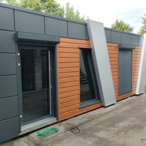 Außenansicht des Bürocontainers Typ Dublin mit Glasschiebetür, Fassade in Holzoptik und offenen Rollläden