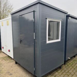 Eckansicht des anthrazitfarbenen Bürocontainers 2,00 x 1,50 m mit Stahltür und weiß gerahmtem Fenster