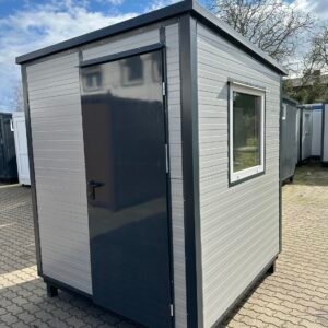 Bürocontainer 2,00 x 2,00 m von außen: helle Wandverkleidung, dunkle Eingangstür, seitliches Fenster