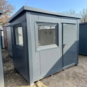 Eckansicht des Bürocontainers 3,00 x 2,00 m mit Schiebefenster, dunkler Tür und hellgrauer Profilwand