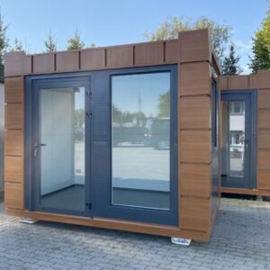 Bürocontainer 3,20 x 2,10 m in Holzoptik mit Glastür und großer Festverglasung auf Pflasterfläche