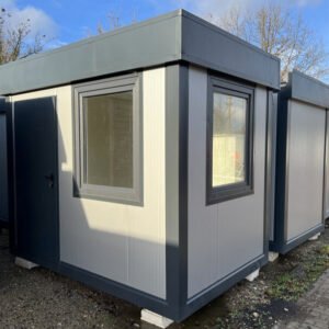 Eckansicht des Bürocontainers 3,50 x 2,20 m mit anthrazitfarbenen Rahmen, Tür und zwei Fenstern