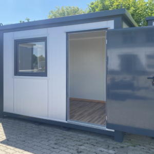 Geöffnete Tür gibt den Blick auf den Holzdekor-Boden frei, Bürocontainer 3,50 x 2,20 m auf Pflaster
