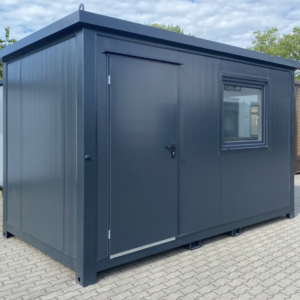 Anthrazitfarbener Bürocontainer 4,00 x 2,20 m mit Eingangstür und Fenster auf gepflastertem Platz