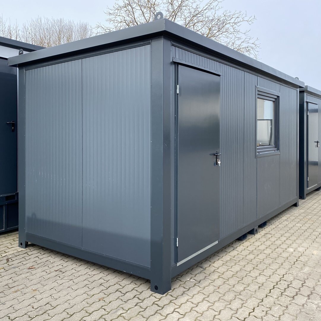 Eckansicht auf Tür und Fenster des Bürocontainers 5,00 x 2,40 m, aufgestellt auf Pflasterfläche
