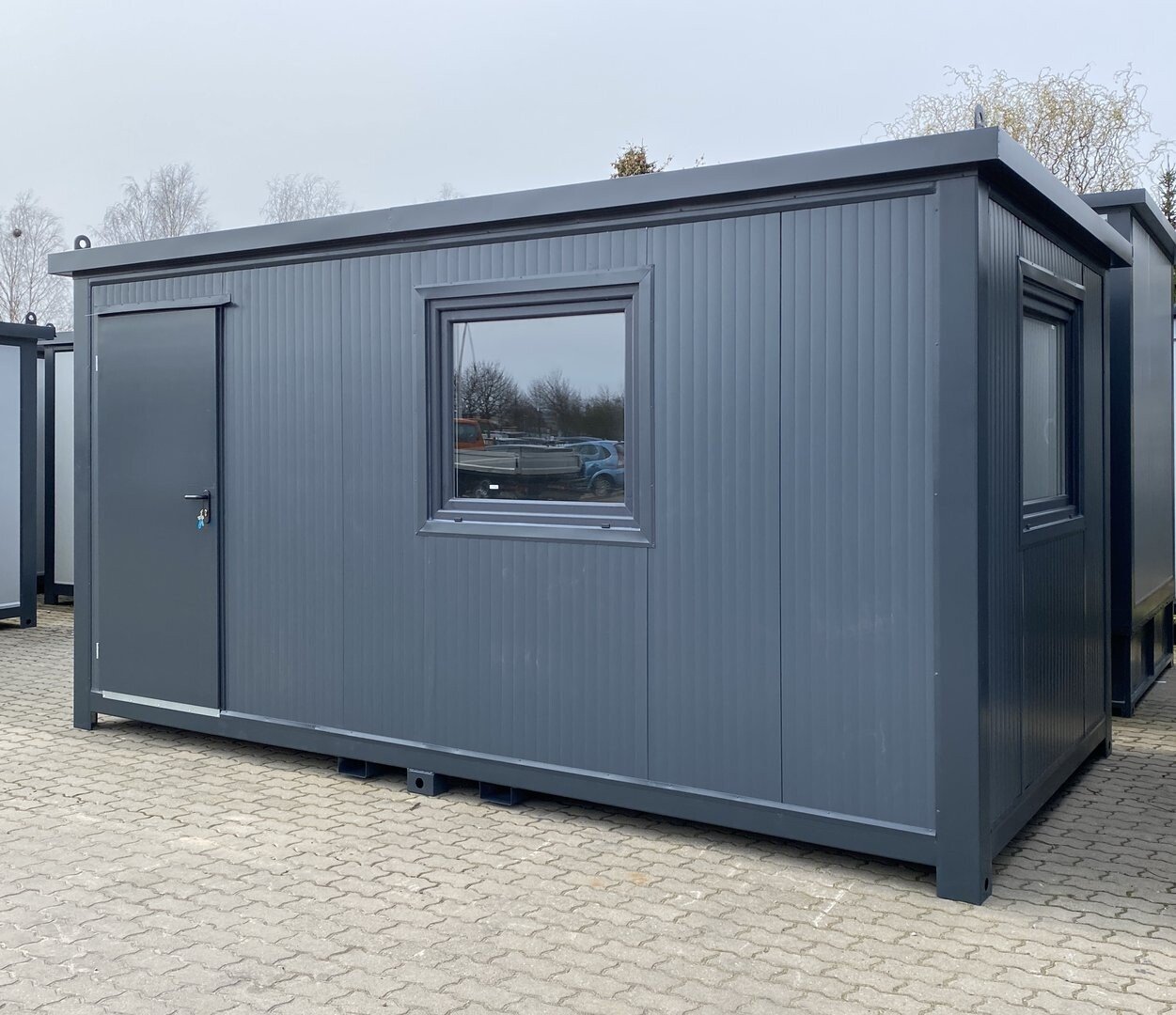 Bürocontainer 5,00 x 2,40 m in Anthrazit mit Eingangstür, Seitenfenster und Fenster an der Stirnseite