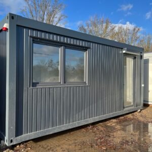 Außenansicht des Bürocontainers 6,00 x 2,44 mit Glastür, breitem Fenster und Signalleuchte an der Ecke