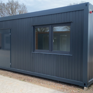 Außenansicht des Bürocontainers 6,00 x 2,44 mit längsseitiger Tür, Schiebefenster und Signalleuchten