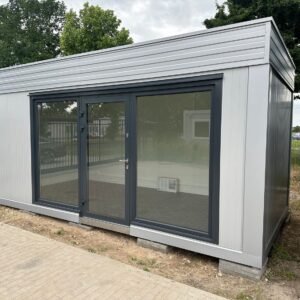Außenansicht des hellgrauen Bürocontainers 6,00 x 2,90 m mit Glasfront und Eingangstür