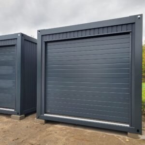 Stirnansicht des Garagencontainers 6,00 x 3,00 m mit geschlossenem Tor in Anthrazit