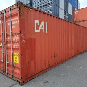Rostroter 40 Fuß Seecontainer mit geschlossenen Flügeltüren und Verschlussstangen im Containerlager