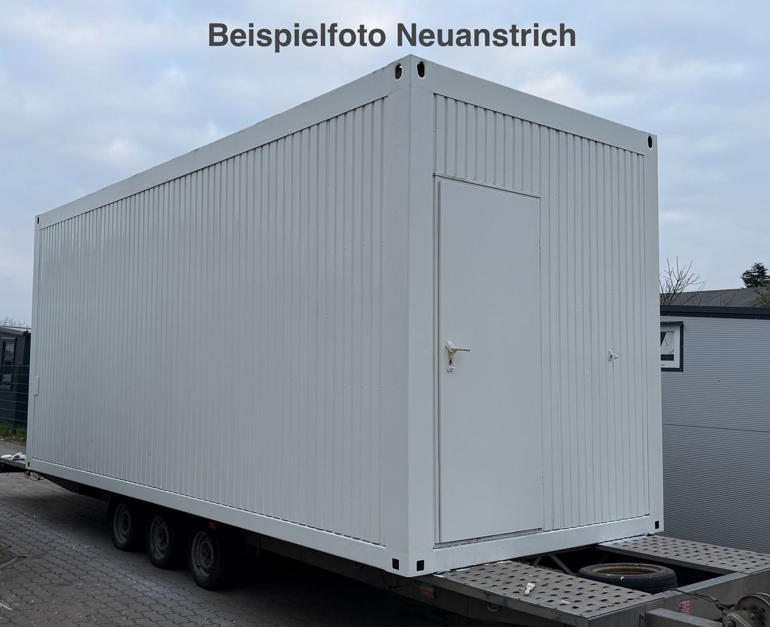 Beispielfoto Neuanstrich: weiß lackierter Container mit Stirnwandtür auf dem Anhänger