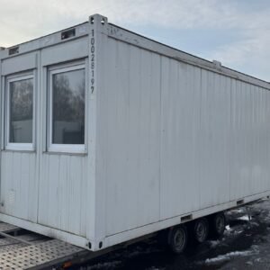 Weißer Büro- und Mannschaftscontainer 20’ mit zwei Fenstern, verladen auf einem Tieflader