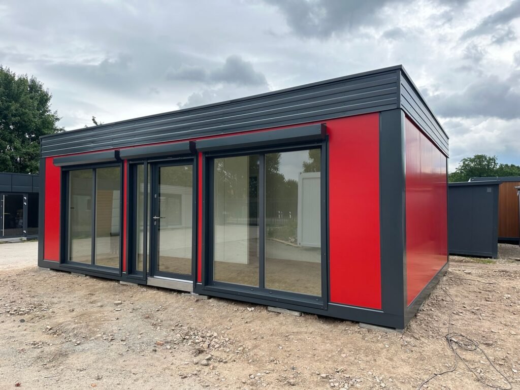 Rot-anthrazitfarbener Imbisscontainer 5,00 x 8,00 mit Glasschiebefenstern und verglaster Eingangstür