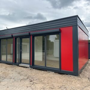 Rot-anthrazitfarbener Imbisscontainer 5,00 x 8,00 mit Glasschiebefenstern und verglaster Eingangstür