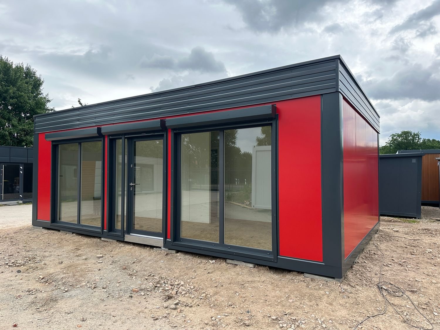Rot-anthrazitfarbener Imbisscontainer 5,00 x 8,00 mit Glasschiebefenstern und verglaster Eingangstür