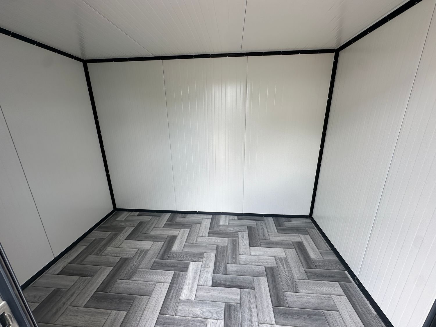 Innenansicht mit weißer Wandverkleidung und grauem Fischgrätboden im Lagercontainer 3,00 x 2,00 m