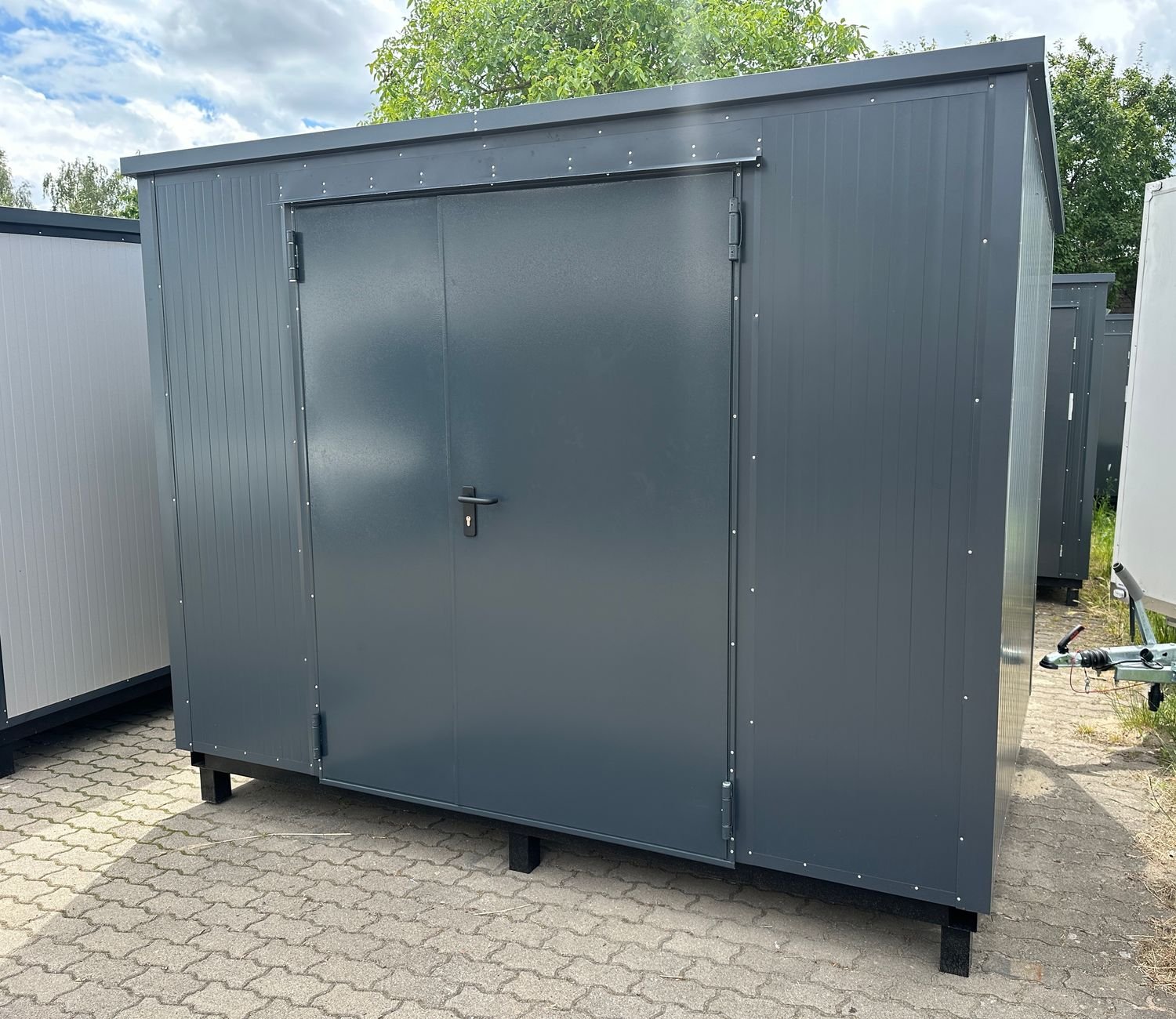 Außenansicht des anthrazitfarbenen Lagercontainers 3,00 x 2,00 m mit zweiflügeliger Tür