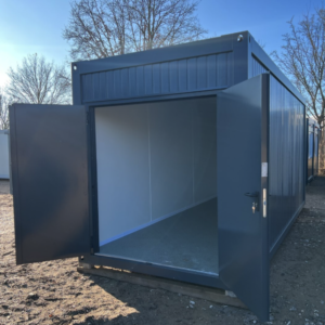 Geöffneter Türflügel gibt den leeren Innenraum des graublauen Lagercontainers 6,00 x 2,44 frei