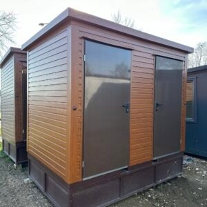 Außenansicht des Doppel-WC Containers Tank in Holzoptik mit zwei Türen und dunkler Sockelverkleidung