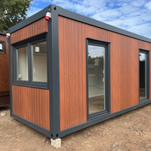 Außenansicht des Premium Bürocontainers 6,00 x 2,44 mit Eckfenster, Glastür und anthrazitfarbenem Rahmen
