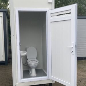 Weißer Sanitärcontainer 1,20 x 1,15 m mit geöffneter Tür, Blick auf WC und Waschbecken